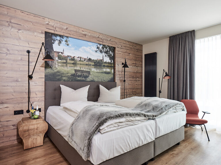 Ein komfortables Bett im Komfort Deluxe Zimmer im Genusshotel Wenisch.